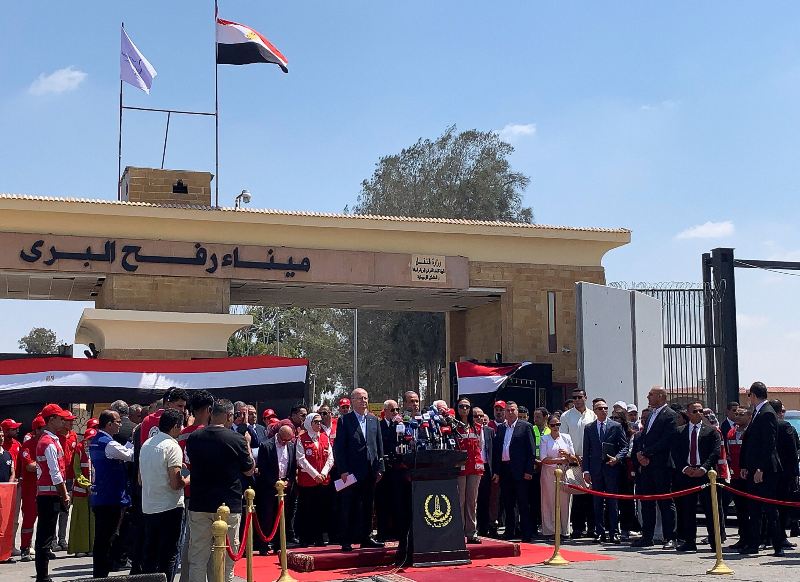 مؤتمر صحفي لوزير الخارجية المصري بدر عبد العاطي مع رئيس الوزراء الفلسطيني محمد مصطفى من أمام معبر رفح