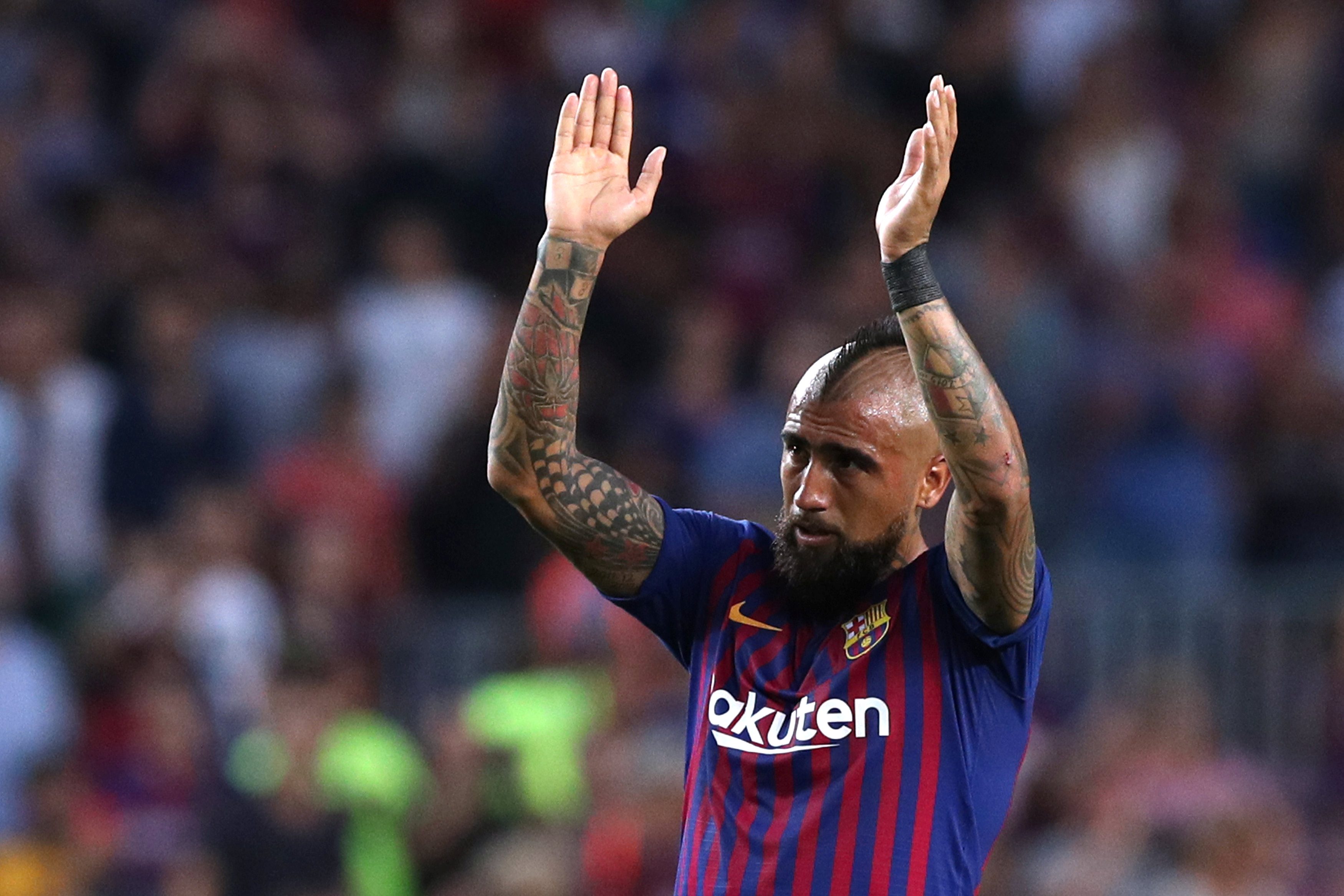 فيدال لاعب برشلونة السابق يهاجم ريال مدريد (رويترز)