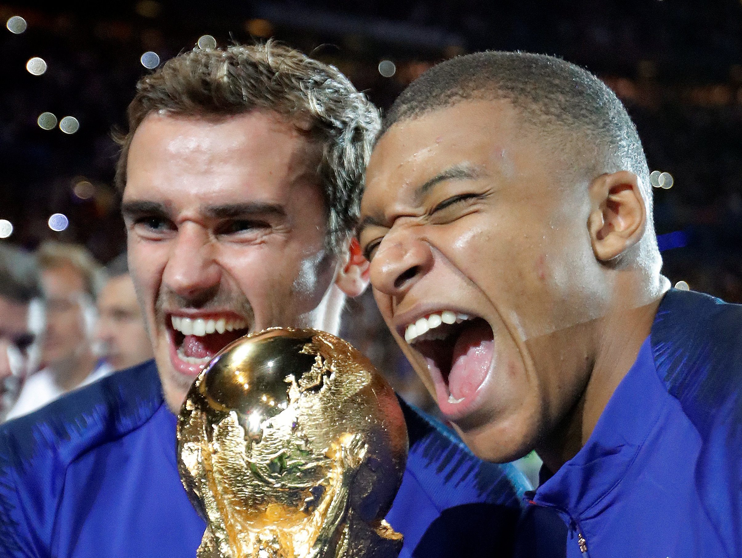 غريزمان ومبابي يحتفلان بكأس العالم